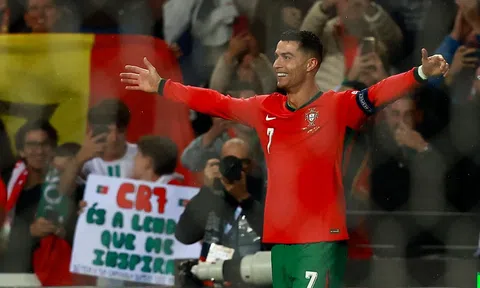 Nations League 2024-2025: Ronaldo lập siêu phẩm giúp Bồ Đào Nha vào Tứ kết