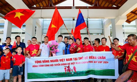 Đội tuyển Việt Nam được chào đón nồng nhiệt tại Lào