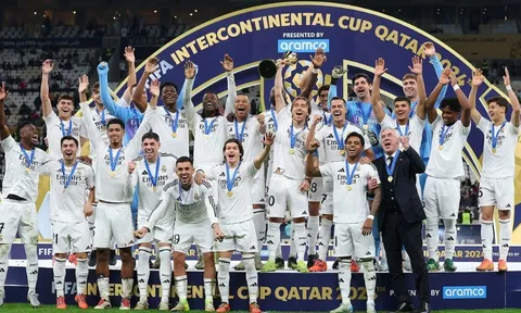 Real Madrid mừng danh hiệu Cúp Liên lục địa