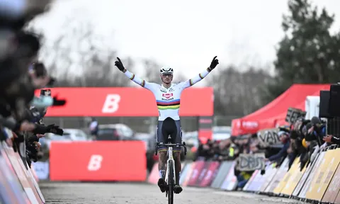 Mathieu van der Poel một mình về đích tại World Cup Zonhoven