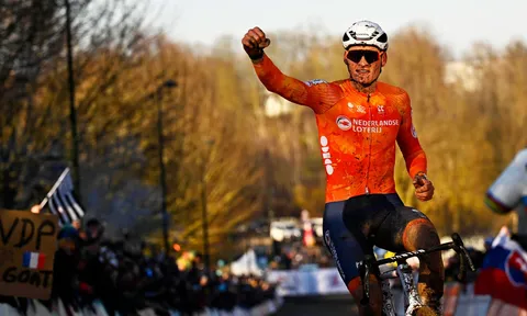 Mathieu van der Poel chinh phục danh hiệu vô địch thế giới CX 2025