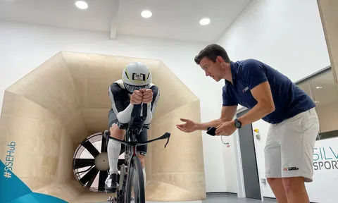 Brian Holm: "Chỉ những ai có hầm gió hay mũ bảo hiểm hàng nghìn đô mới chiến thắng"