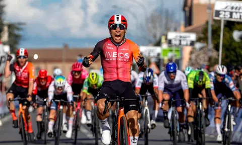 Caleb Ewan tái xuất ấn tượng với chiến thắng tại Italia