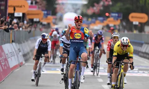 Mads Pedersen thắng chặng mở màn Giro d’Italia 2025