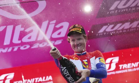 Daan Hoole gây sốc tại chặng 10 Giro d’Italia 2025