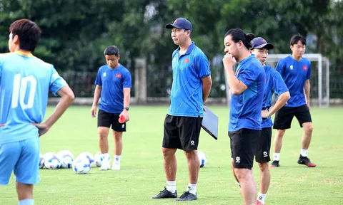 Huấn luyện viên Kim Sang-sik kêu gọi cổ động viên tiếp lửa trước trận U23 Việt Nam gặp U23 Singapore