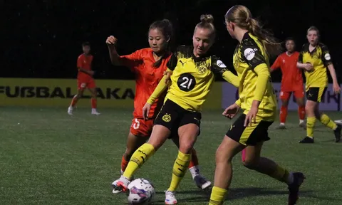 U17 nữ Việt Nam giao lưu cùng huyền thoại Dortmund và thắng đậm trong trận thử nghiệm tại Đức