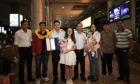 Nhà vô địch cờ Tướng thế giới 2025 Lại Lý Huynh về nước trong vinh quang