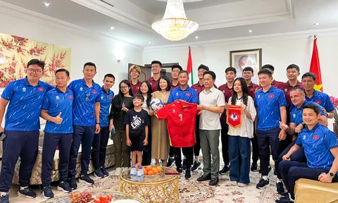 Đội tuyển U23 Việt Nam giao lưu tại Đại sứ quán Việt Nam ở UAE
