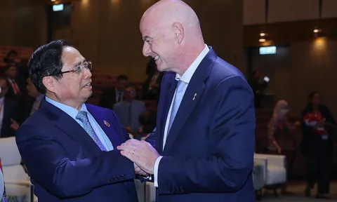 Thủ tướng Phạm Minh Chính gặp Chủ tịch FIFA Gianni Infantino bên lề Hội nghị Cấp cao ASEAN 47
