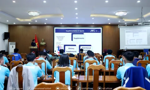 Khóa đào tạo y học thể thao và dinh dưỡng tiếp tục với bài giảng chuyên sâu từ Chủ tịch Hội đồng Y học AFC