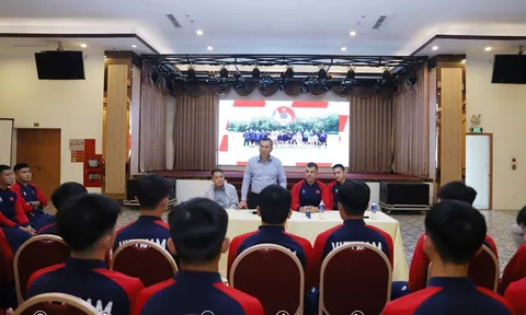 Chủ tịch VFF Trần Quốc Tuấn động viên đội tuyển U17 Việt Nam trước Vòng loại Giải vô địch châu Á 2026