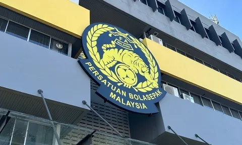 Bóng đá Malaysia chịu loạt án phạt từ AFC