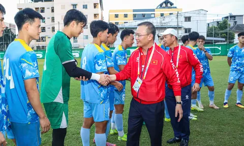 Trưởng đoàn Nguyễn Hồng Minh trực tiếp động viên U22 Việt Nam trước trận "sống còn” với Malaysia
