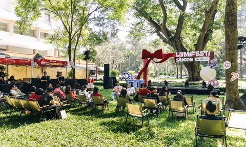 Thắp sáng Giáng sinh tại Dinh Độc Lập