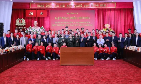 Bộ Công an vinh danh xạ thủ Trịnh Thu Vinh và cầu thủ Nguyễn Đình Bắc