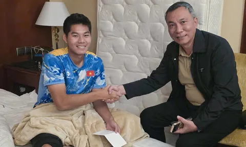 Chủ tịch VFF thăm hỏi trung vệ Nguyễn Hiểu Minh