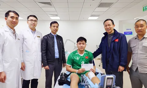 Thủ môn futsal U16 Việt Nam lên bàn mổ dây chằng