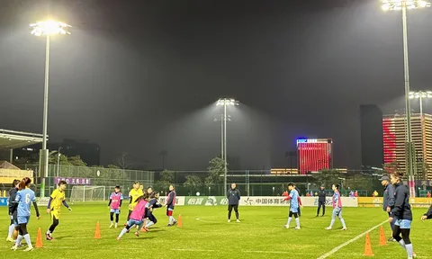 Tuyển nữ Việt Nam làm quen sân chuẩn bị cho trận giao hữu với Trung Quốc