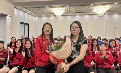 Tổng Lãnh sự quán Việt Nam thăm, tiếp “lửa” cho đội tuyển nữ trước đại chiến Nhật Bản