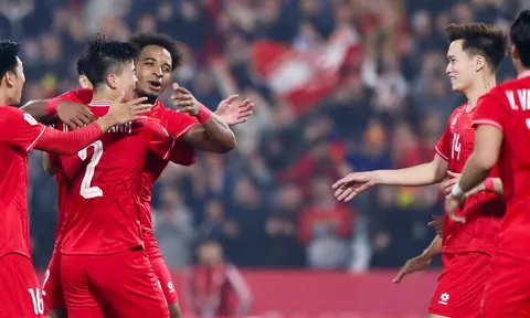 Đội tuyển Việt Nam nhận quà từ FIFA trước trận tái đấu Malaysia