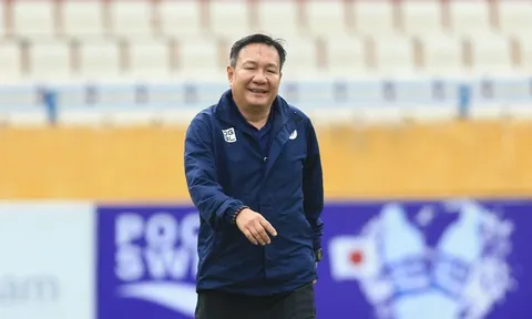 Huấn luyện viên Hoàng Văn Phúc dẫn dắt đội tuyển bóng đá nữ Việt Nam