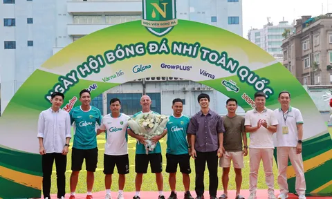 VFF vinh danh huấn luyện viên Guillaume Graechen, thầy cũ của Công Phượng nhắn nhủ đặc biệt tới U17 Việt Nam