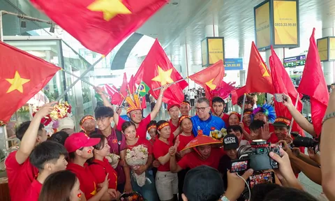 Người hâm mộ vây kín sân bay đón những "chiến binh" World Cup