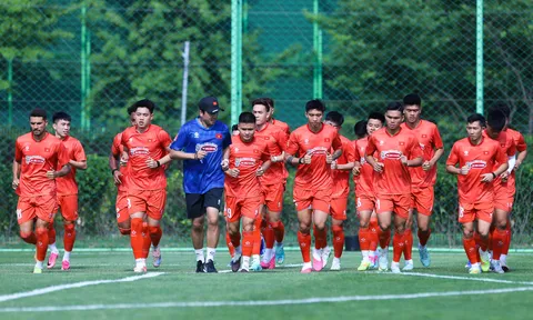 Đội tuyển Việt Nam hứng khởi bước vào buổi tập đầu tiên tại Hàn Quốc