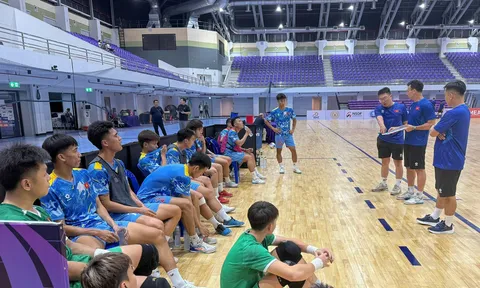 Đội tuyển futsal Việt Nam hứng khởi trong buổi tập đầu tiên tại Thái Lan