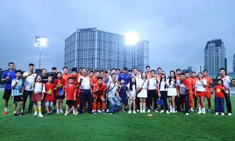 Huấn luyện viên Kim Sang-sik "phá lệ", đội tuyển Việt Nam nhận tiếp sức đặc biệt trước trận gặp Campuchia