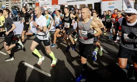 Lần đầu thi marathon, Robben về đích sau 3 giờ 13 phút 40 giây