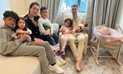 Ronaldo đón con gái về nhà