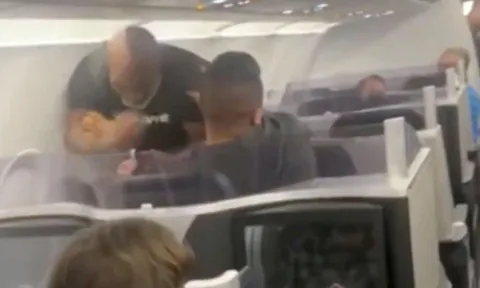 Bị khiêu khích, Mike Tyson biến máy bay thành võ đài