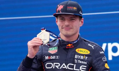 Verstappen thắng ở Imola, Hamilton rớt xuống hàng 7