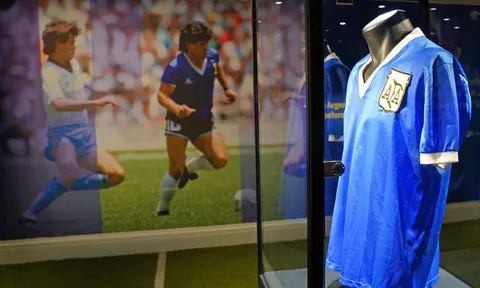 Giá kỷ lục 8,9 triệu USD cho chiếc áo của Diego Maradona