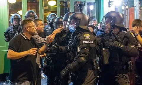 Cảnh sát Frankfurt dùng vòi rồng dẹp loạn