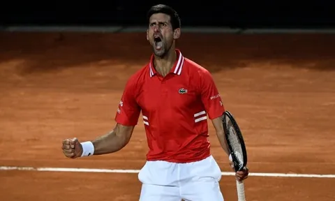 Djokovic thắng dễ trận mở màn, Raducanu bỏ cuộc vì chấn thương lưng