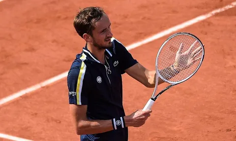 Roland Garros: Medvedev thắng dễ, Swiatek chật vật tiến vào vòng 4