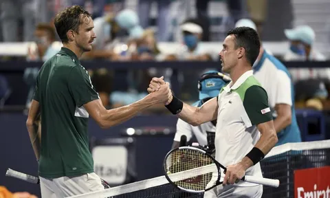 Medvedev bị loại ở tứ kết giải Mallorca Open