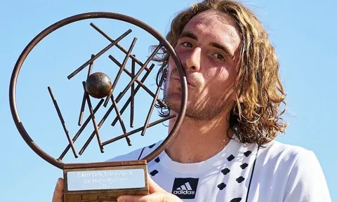 Stefanos Tsitsipas giành chức vô địch đầu tiên trên sân cỏ