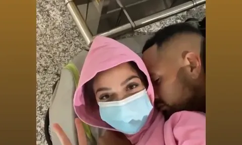 Nick Kyrgios ngủ vật vờ trên sàn sân bay vì bị trễ chuyến