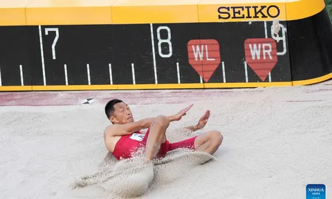 Giải Điền kinh vô địch thế giới: Wang Jianan gây sốc với tấm huy chương vàng nhảy xa đầu tiên cho Trung Quốc
