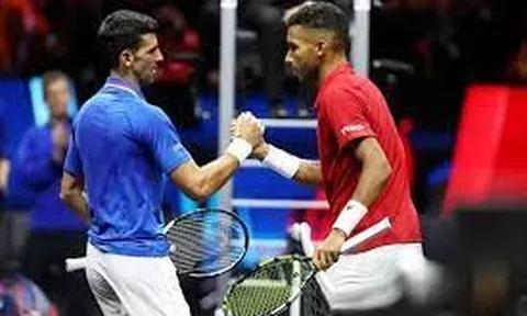 Djokovic chấn thương cổ tay