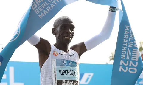 Kipchoge lập kỷ lục thế giới mới ở môn chạy marathon