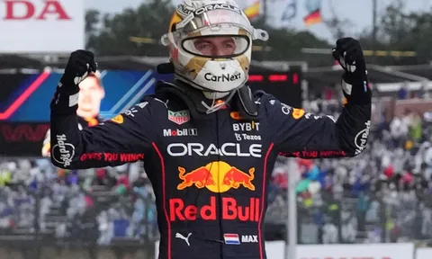 Verstappen vô địch giải Công thức 1 năm 2022 trong mưa lớn