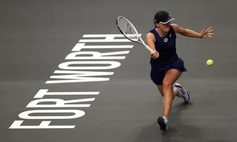 Swiatek mở màn WTA Finals bằng một chiến thắng