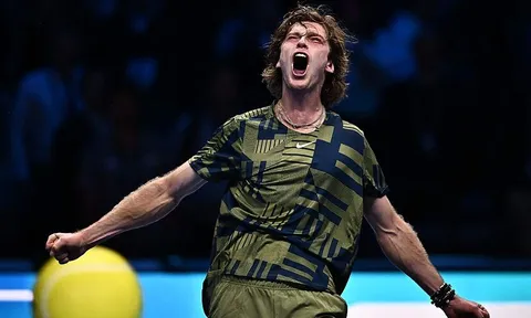 Rublev ngược dòng vào bán kết ATP Finals