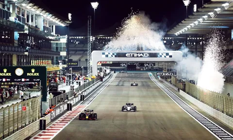 Verstappen giành chiến thắng áp đảo thứ 15 tại Abu Dhabi