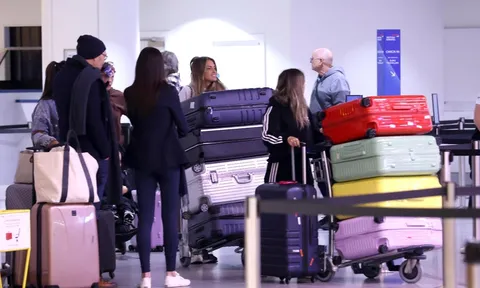 Dàn hậu phương tuyển Anh tới Qatar với cả "núi'' hành lý